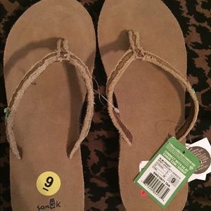 Sanuk tan Slim Fraidy