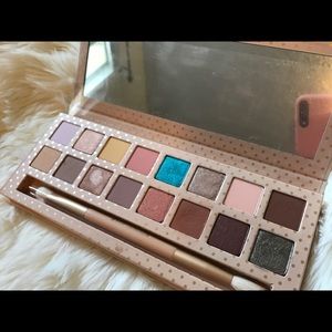 Kylie Take Me On Vacation eyeshadow palette