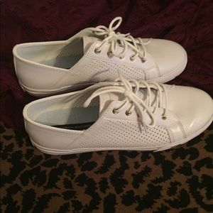 White Tommy Hilfiger shoes. Size 9.