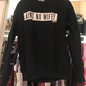 AIN'T NO WIFEY crew neck