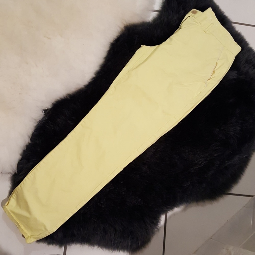 Yellow gap broken in straight khakis