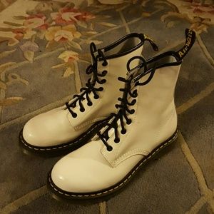 White AirWalk size 9 boots