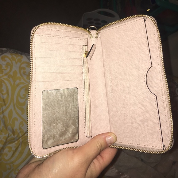 Michael kors wristlet - Picture 2 of 3