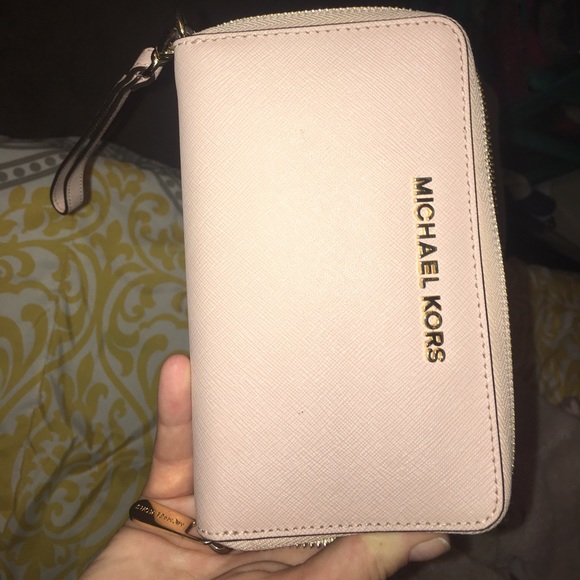 Michael kors wristlet - Picture 3 of 3
