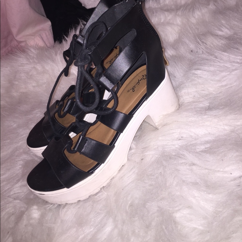 Sandals with small wedge