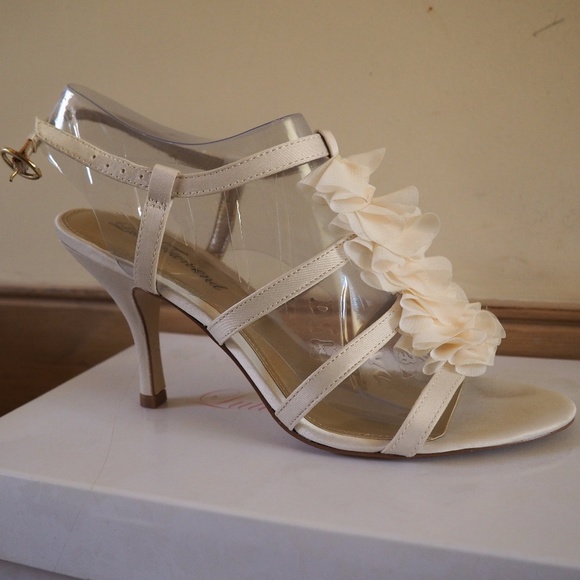 4" Lulu Townsend Lillian Satin Ivory Heels Size 8 - Picture 2 of 5