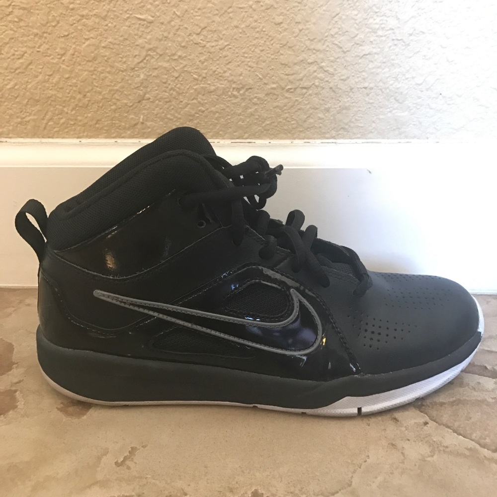 black nike basketball shoes.