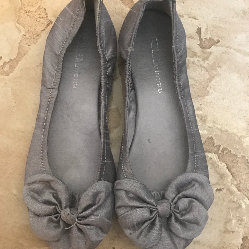 gray bow shoes.