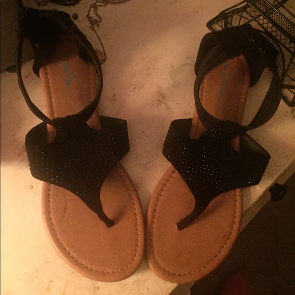 Black sandals - Picture 1 of 3