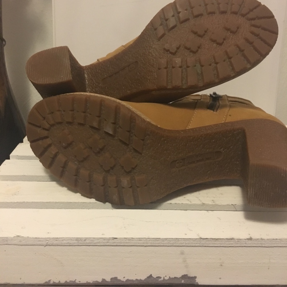 Boots - Picture 4 of 4