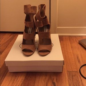 Steve Madden  strappy camel/taupe caged