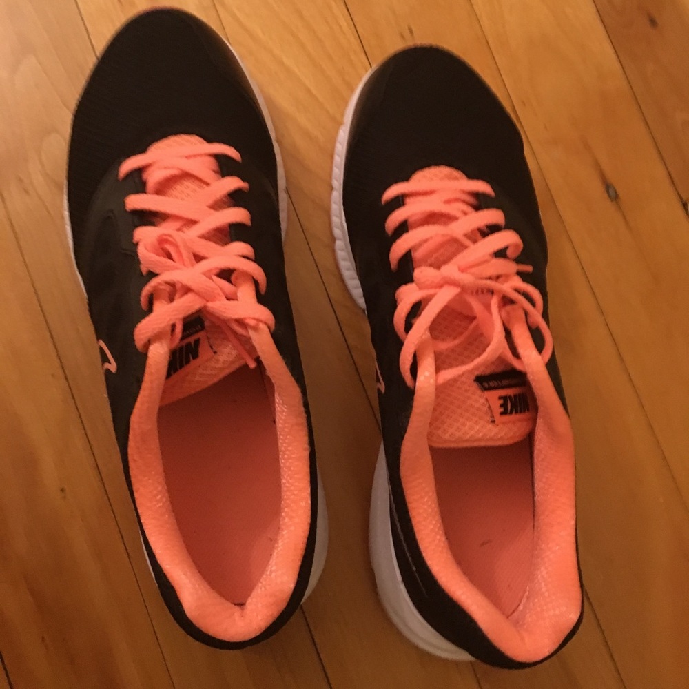 Worn once Nike women running shoes 6.5