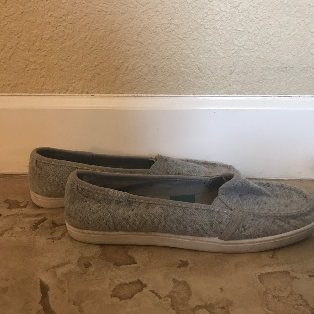 gray roxy shoes.