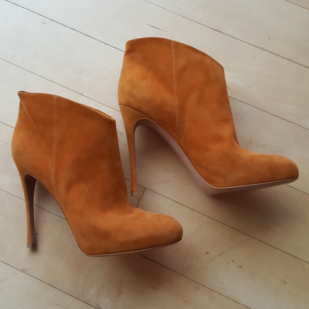 Gianvito Rossi suede camel ankle boots booties