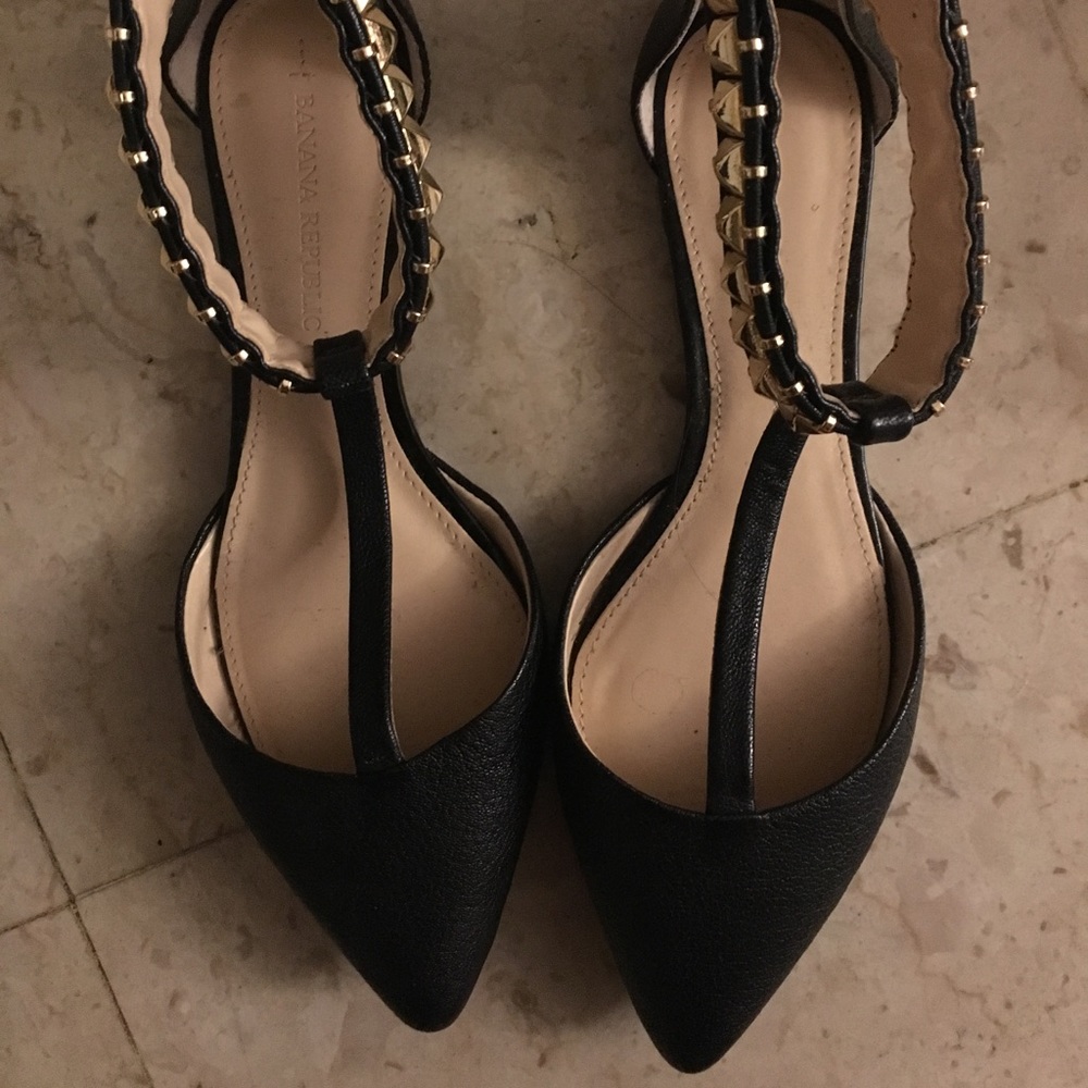 Black tstrap BR flats with gold hardware