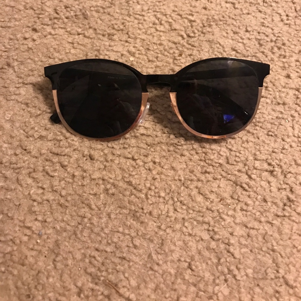 Black sunglasses with silver/gold rim