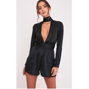 Satin-like all black rhomper.🌻