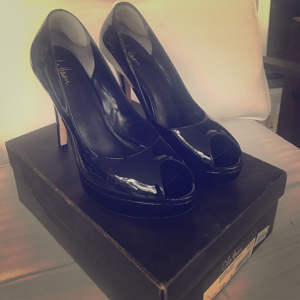 Cole Hana black patent pump with peep toe
