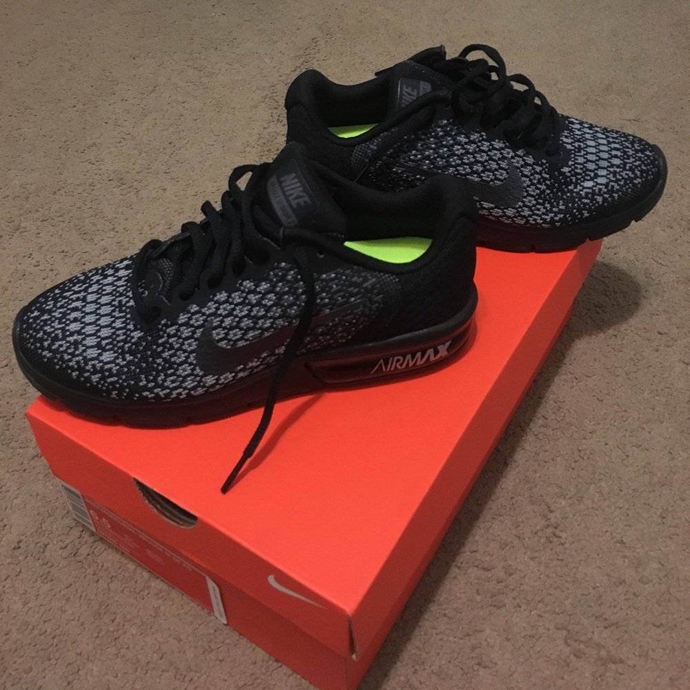 Brand new Nike air max sequent 2 sneakers