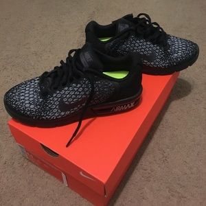 Brand new Nike air max sequent 2 sneakers