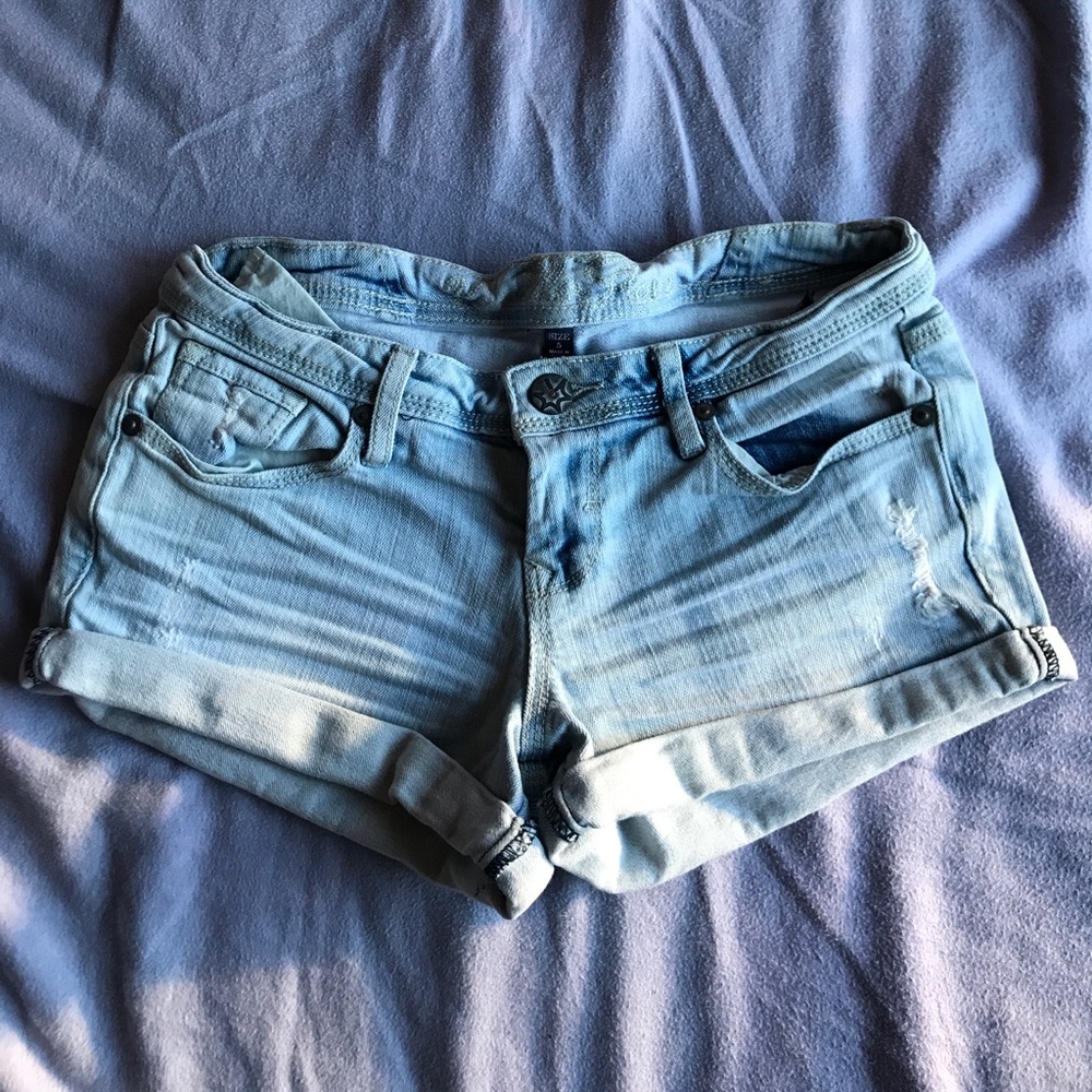 Light wash low rise Vanilla Star shorts size 5