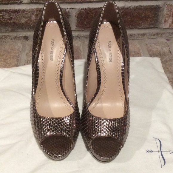 Pour La Victoire bronze heels - Picture 3 of 8