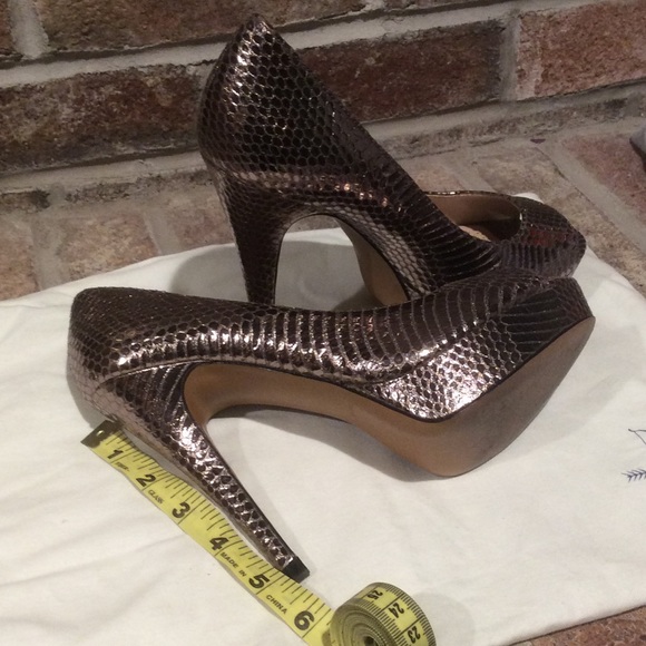 Pour La Victoire bronze heels - Picture 7 of 8