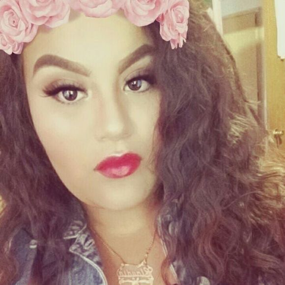 Meet your Posher, Claudia - Picture 1 of 1