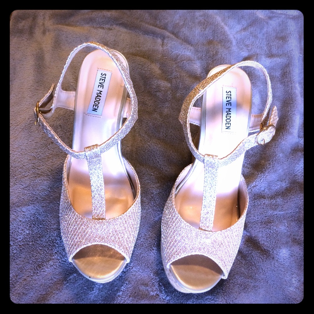 Beautiful Steve Madden Sandal Wedges - Gold Glam