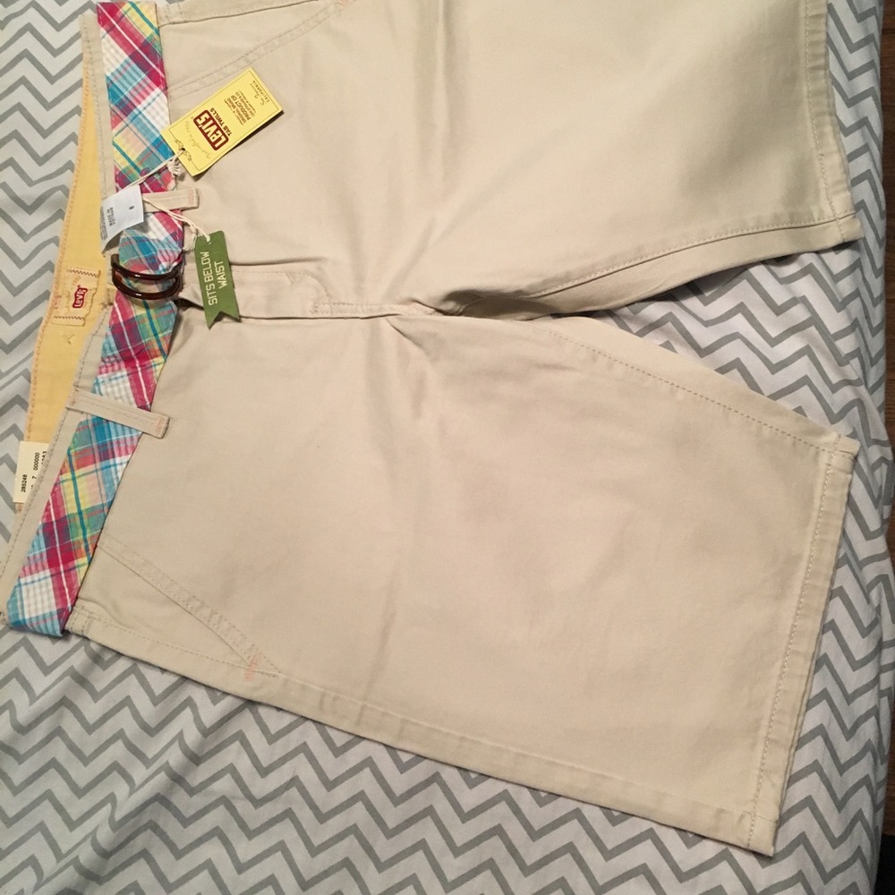 New, women's Levi's short