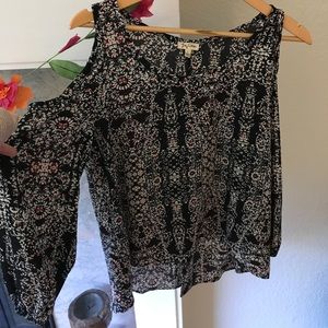 Shoulder cut out blouse.