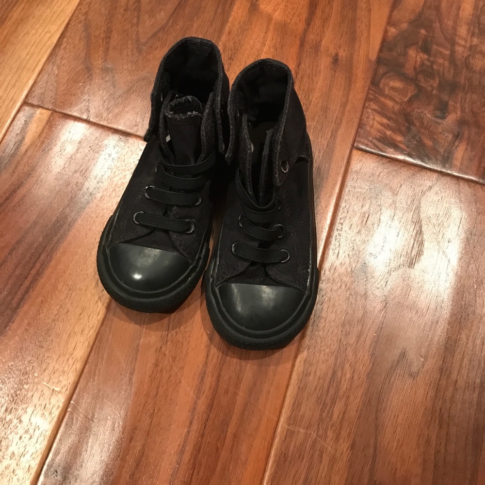 Little kids (boy or girl) pull in converse