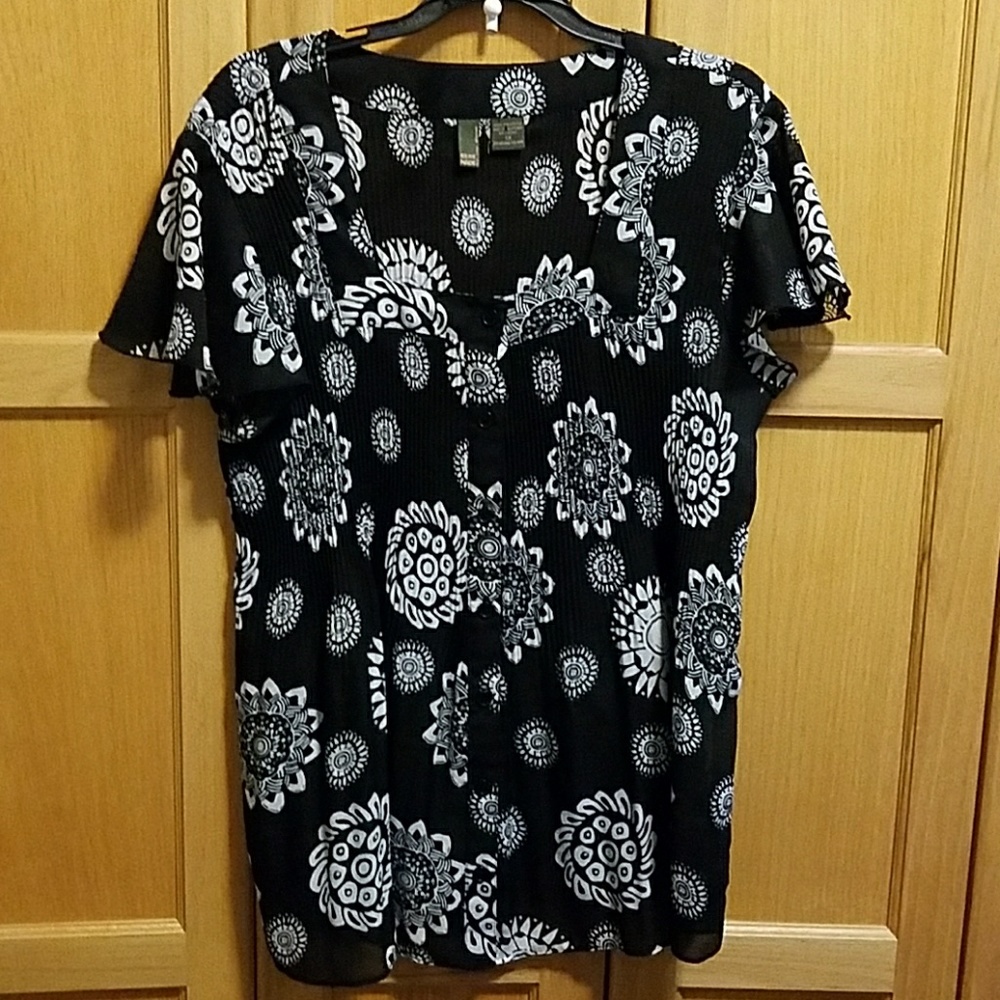 Excellent used condition blouse.