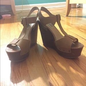 STEVE MADDEN TAN WEDGES✨