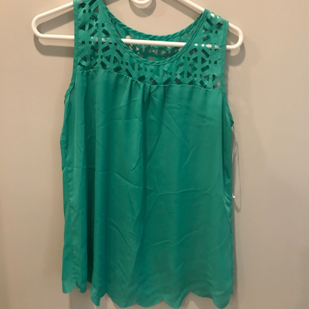Boutique Top With Scallop Swing Back