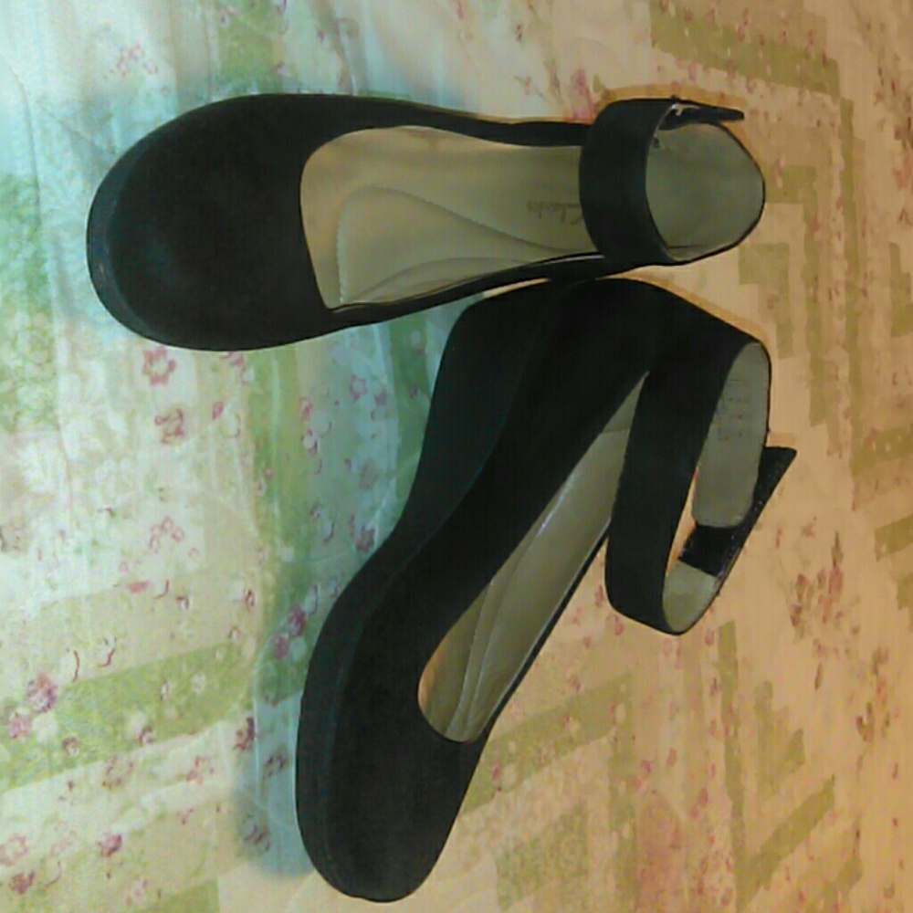 Black wedges