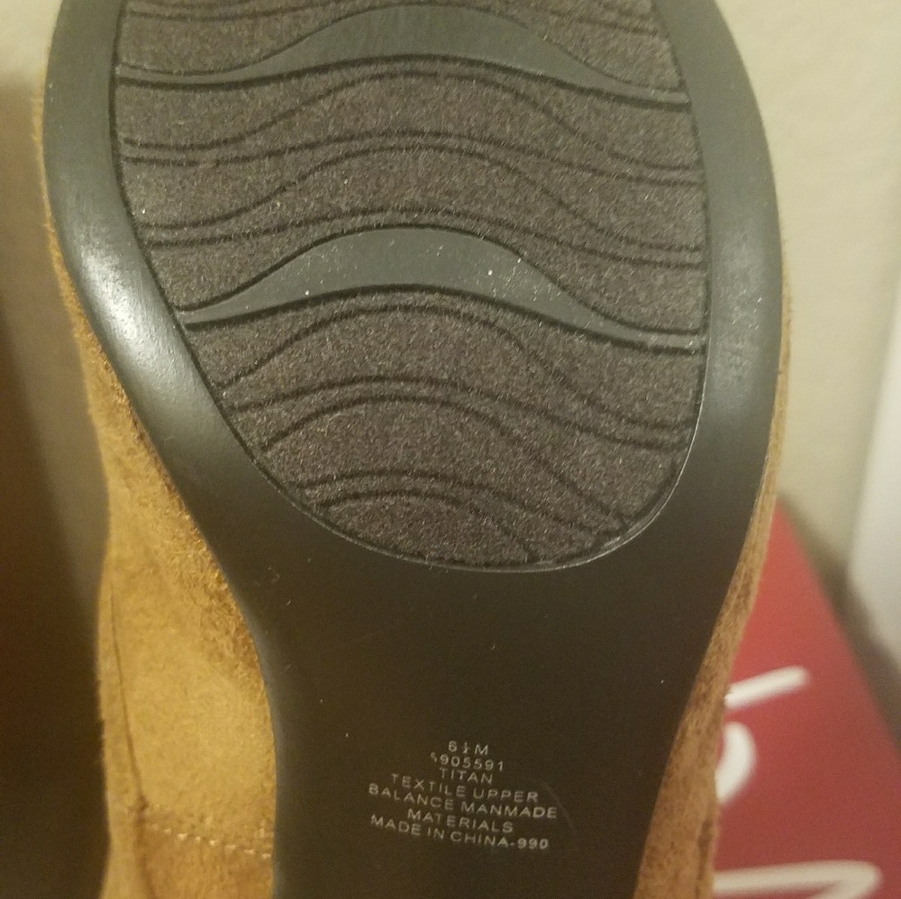 Tan Heels - Picture 3 of 3