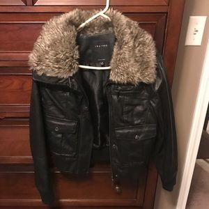 Cute cute cute Jacket with a fur collar!