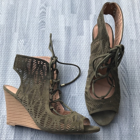 Khaki green suede lace-up Report wedges, sz 8.5