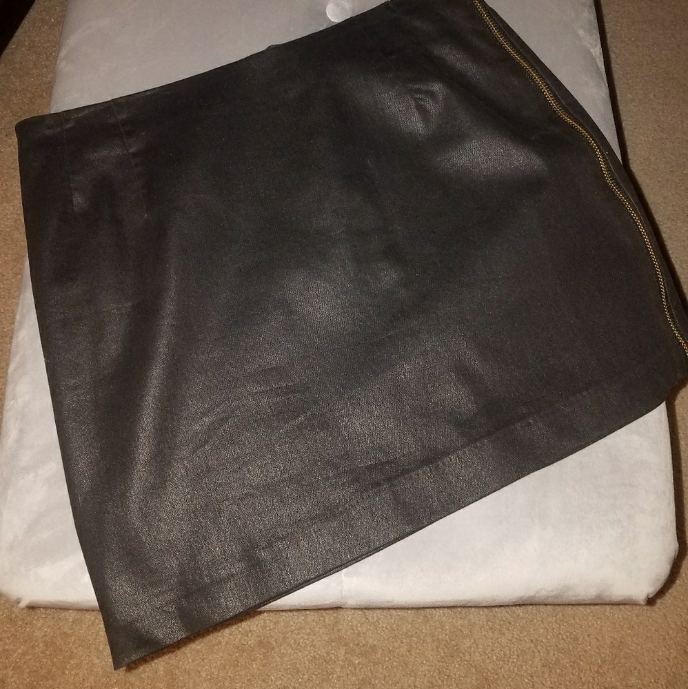 Black size 6 H&M skirt