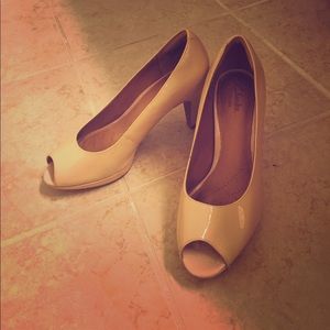 Clarks nude heels
