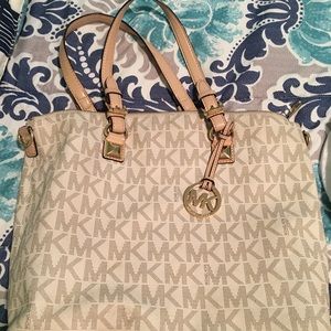 Micheal Kors purse