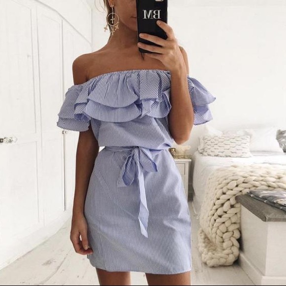 Dresses & Skirts - 🏖Shoulder off holiday Ruffle dress with belt 💙