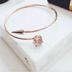 Arrow bracelet with zircon gem