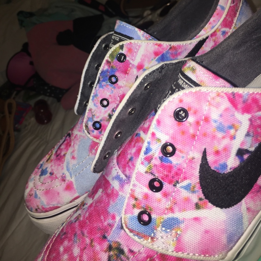 Nikes - Picture 2 of 5