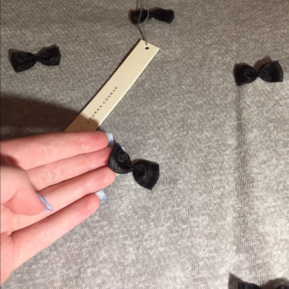 NWT Gray sweatshirt with bows - Picture 2 of 5