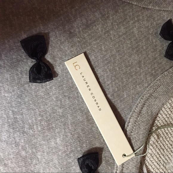 NWT Gray sweatshirt with bows - Picture 3 of 5