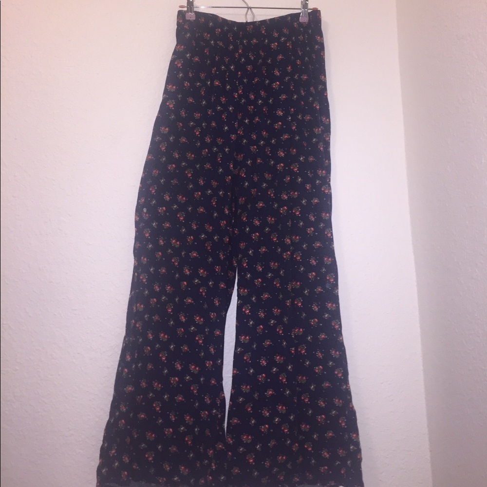 Floral flowy pants. 🌷