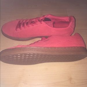Suede pumas