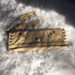 BETSEY JOHNSON TAN VINTAGE CLUTCH 🚨 PRICE DROP